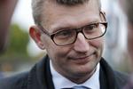 blander. Der var frygt for, at daværende skatteminister Troels Lund Poulsen (V) ville blande sig i afgørelsen af Stephen Kinnocks skattesag, fremgår det af en mail, der i dag blev læst op for skattesagskommissionen. 