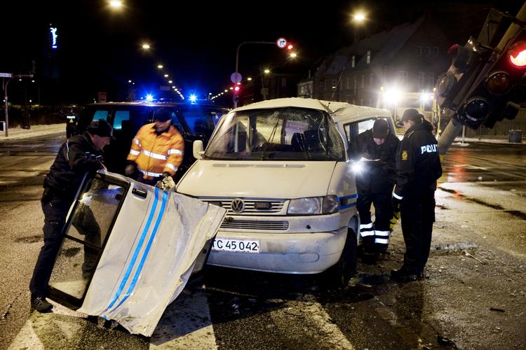 Udrykning. På dette billede har en politibil været involveret i en alvorlig trafikulykke. Har du tillid til, at politiet kommer, når du har brug for det? 