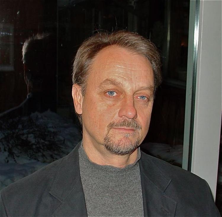 Efterløn. Antropologen Søren Hvalkof blev opfordret fra flere sider til at søge udenlands, da han blev ledig. Men et godt arbejdsophold i Norge har haft konsekvenser, som ingen havde fortalt ham om på forhånd. 