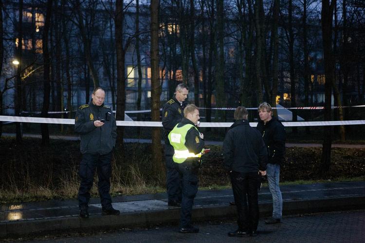 SKUD. Politiet oplyser, at ingen af de implicerede i eftermiddagens slåskamp i Brabrand i Aarhus er i livsfare. 