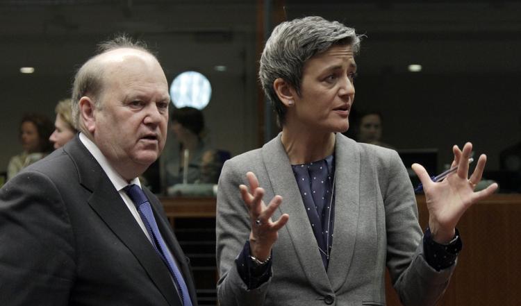 Forhandlinger. Michael Noonan har forståelse for, at Danmark vil have mere indflydelse. Her er han i selskab med økonomi- og erhvervsminister. 