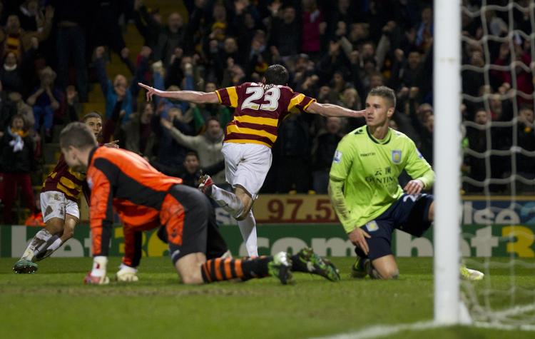 Sensation. Rory McArdle åbnede scoringen mod de overraskede favoritter fra Aston Villa. 