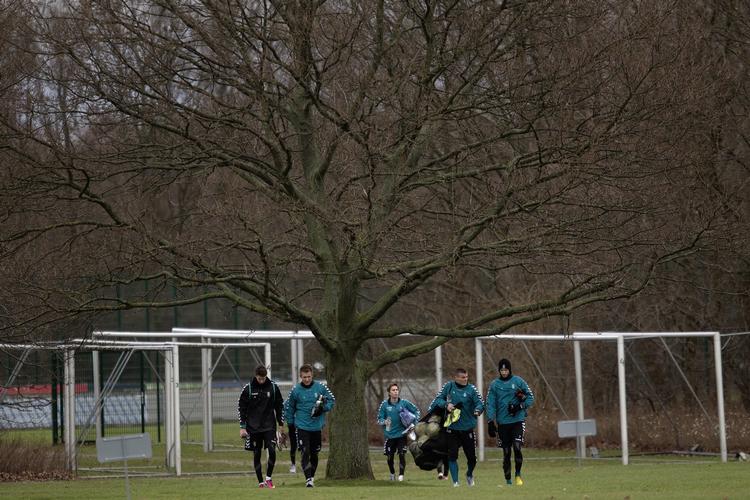 Betænkningstid. De ansatte i Brødnby IF skal senest torsdag middag meddele, om de er villige til at gå ned i løn. 