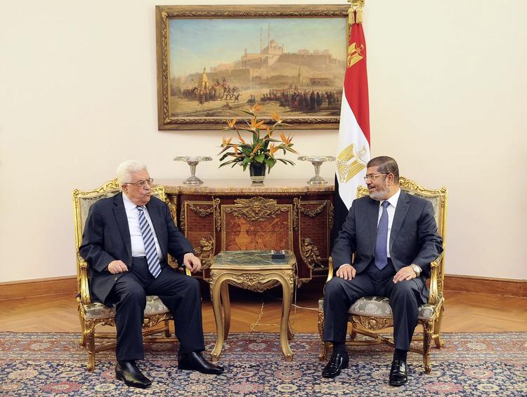 Forsoning. Der har været kold luft mellem Fatah og Hamas, siden Hamas overtog kontrollen med Gaza i 2007. Nu vil præsident Morsi skabe forsoning mellem de to parter. 