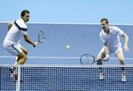 ADSKILT. I Auckland spiller Wimbledonvinderne Frederik Løchte Nielsen (tv.) og Jonathan Marray (th.) med nye makkere. Danskeren vandt første runde, mens briten tabte. 
