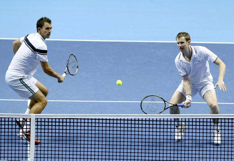 ADSKILT. I Auckland spiller Wimbledonvinderne Frederik Løchte Nielsen (tv.) og Jonathan Marray (th.) med nye makkere. Danskeren vandt første runde, mens briten tabte. 