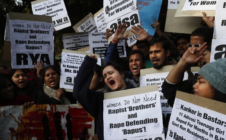 Vrede. Indiske studenter protesterer over Asaram Bapus udtalelser. 