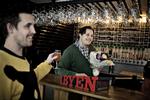 Prisværdigt. Brygmester Mikkel Bjergsø (forrest) vandt sidste år IBYEN-prisen for Årets Bar. I baggrunden ses barchef i Viktoriagade-baren James Andersen. 