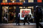 Skuffet. Køber du en julegave, skal butikken oplyse dig tydeligt om det, hvis den glade modtager kun kan bytte varen til en lavere pris, når udsalget er gået i gang. 