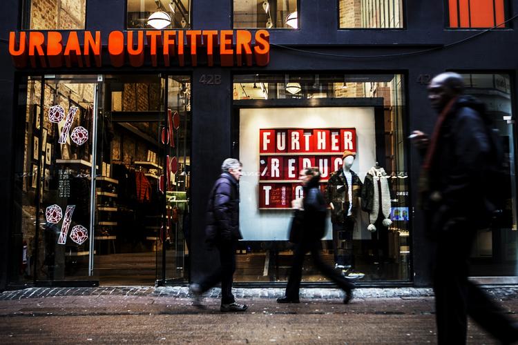 Skuffet. Køber du en julegave, skal butikken oplyse dig tydeligt om det, hvis den glade modtager kun kan bytte varen til en lavere pris, når udsalget er gået i gang. 