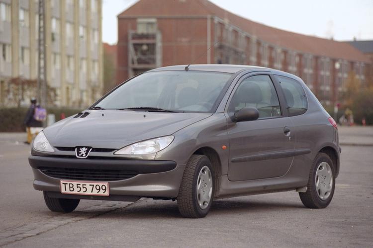 Populær. Den her vogn vil mange gerne købe: En brugt Peugeot 206 fra 1998. 