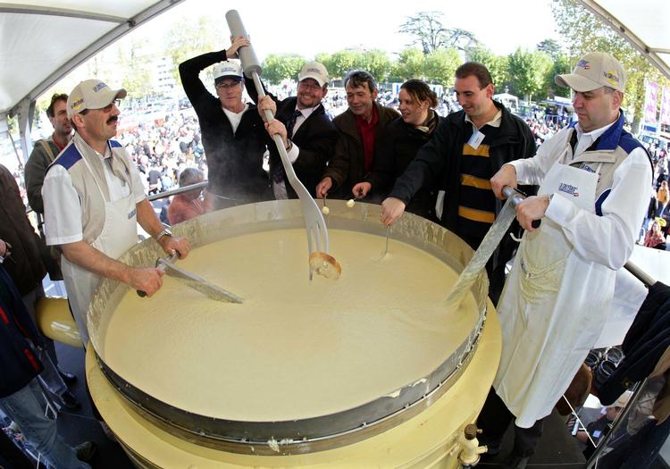 LYKKE. Schweiz, der er kendt for ost, er åbenbart også et godt land at blive født i. Her er det en kæmpe oste-fondue, som er ved at blive gjort klar. 