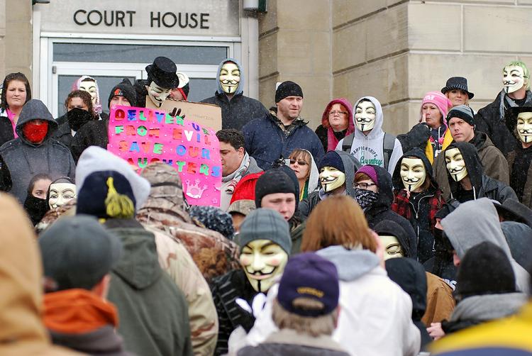 Protester. Billede fra en af flere demonstrationer i Steubenville arrangeret af Anonymous til fordel for 16-årig pige, der blev voldtaget i august 2012. 