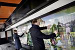 succes. Den elektroniske formidlingsvæg har været en formidabel succes for Københanvns Museum. Væggen har fra maj 2010 til juni 2012 haft 1,24 millioner brugere, der har åbnet i alt 7,7 millioner billeder. 