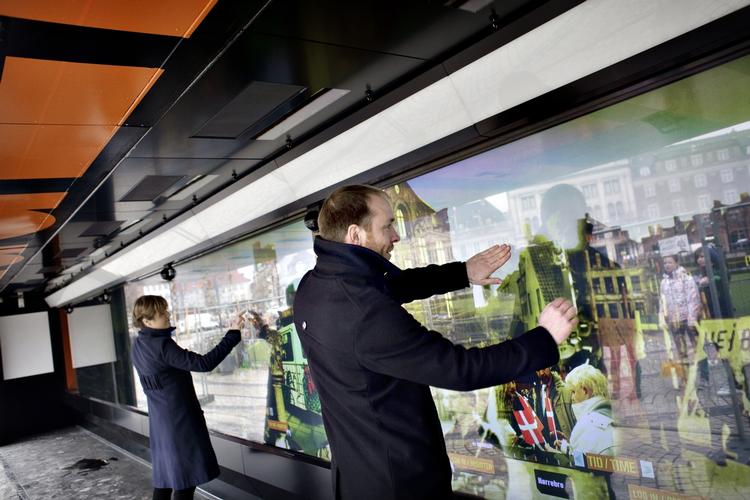 succes. Den elektroniske formidlingsvæg har været en formidabel succes for Københanvns Museum. Væggen har fra maj 2010 til juni 2012 haft 1,24 millioner brugere, der har åbnet i alt 7,7 millioner billeder. 