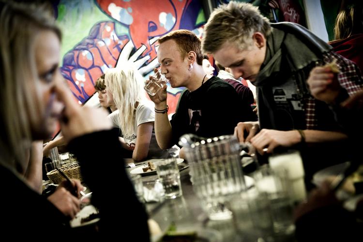 Efterskole. Er ens forældre ufaglærte, ender man typisk i en almen 10. klasse. Men er ens forældre højtuddannede, tager man overvejende 10. klasse på efterskole, viser rapporten 