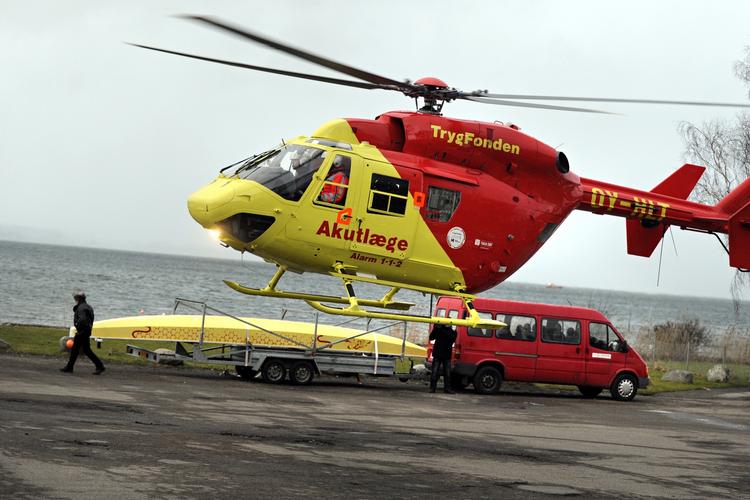 Redning. 13 elever og to lærere kæntrede i februar 2011 i en såkaldt dragebåd på Præstø Fjord. En lærer omkom og flere elever fik varige mén. 