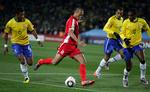 skifter. Jong Tae Se (midt) var med til at drille de brasilianske storfavoritter for Nordkorea under VM i Sydafrika 2010. 