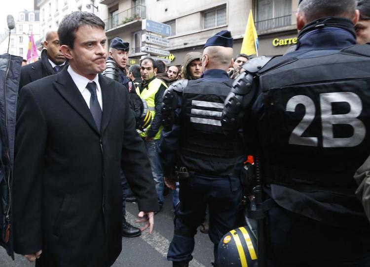 åstedet. Frankrigs indenrigsminister, Manuel Valls (tv.), besøger, stedet, hvor de tre kurdiske kvinder blev skudt. Han kalder det en regulær henrettelse. 