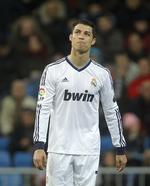 splid. Spanske aviser skriver, at Real Madrids trup er splittet i en gruppe, der støtter målmand og anfører Iker Casillas og en 'portugisisk' gruppe - med blandt andre Cristiano Ronaldo - som støtter træner José Mourinho. 