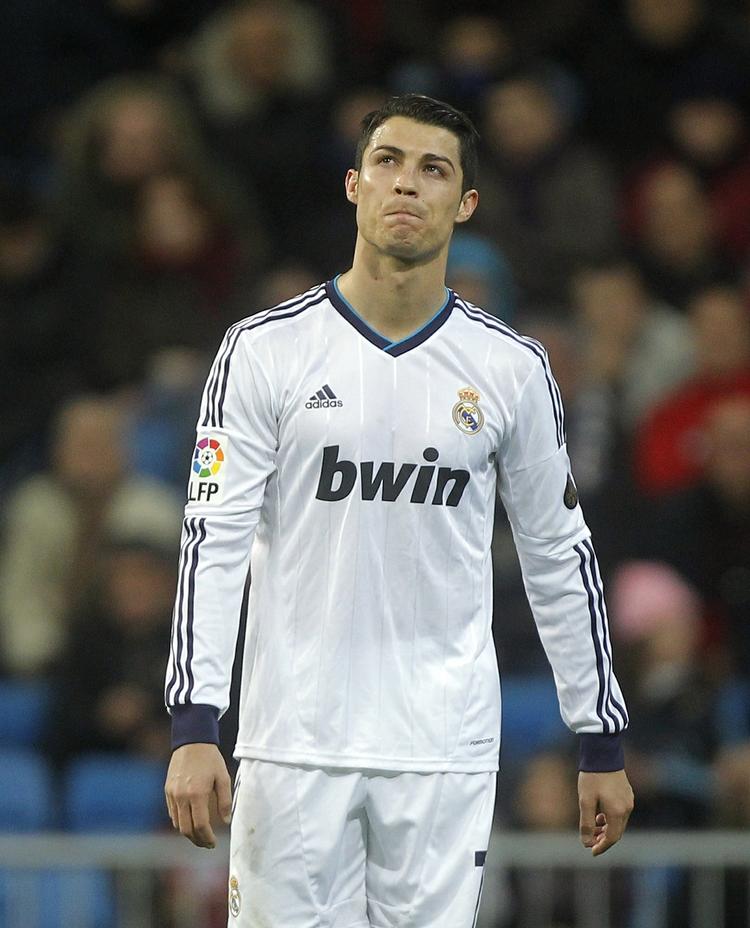 splid. Spanske aviser skriver, at Real Madrids trup er splittet i en gruppe, der støtter målmand og anfører Iker Casillas og en 'portugisisk' gruppe - med blandt andre Cristiano Ronaldo - som støtter træner José Mourinho. 