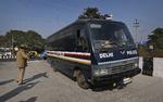 Udskældte. Her ankommer de fem anklagede i sagen om gruppevoldtægt til en høring ved retten i New Delhi. Men retten kigger også nærmere på politiets håndtering af sagen på den aften, hvor forbrydelsen fandt sted. 