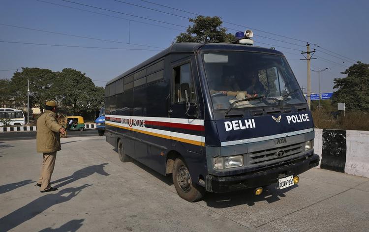 Udskældte. Her ankommer de fem anklagede i sagen om gruppevoldtægt til en høring ved retten i New Delhi. Men retten kigger også nærmere på politiets håndtering af sagen på den aften, hvor forbrydelsen fandt sted. 
