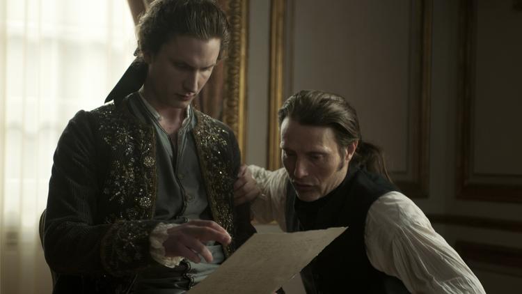 Kongeligt. En scene fra den nu Oscar-nominerede danske storfilm med Mikkel Boe Følsgaard (Christian 7) og Mads Mikkelsen (Johann Struensee). 