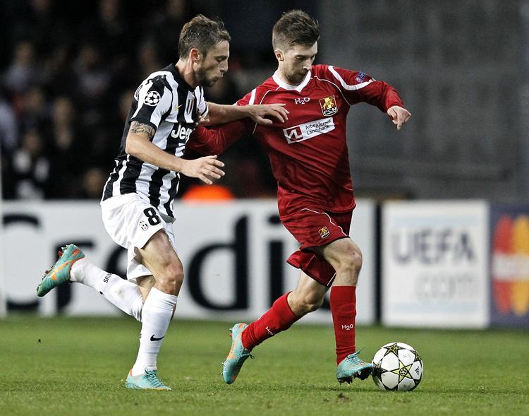 klubskifte. Andreas Laudrup (th) krydser klinger med Claudio Marchisio fra Juventus i Champions League-kampen i Parken. 
