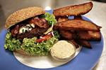 Nemt. Nu kan man læse om, bestille og få mad med hjem gennem Ibyen.dk. Indtil videre kan man vælge mellem 73 steder, der serverer alt mellem sushi og smørrebrød - for eksempel en burger fra Halifax (billedet) 
