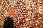 skydeskive. Damien Hirst er ikke længere vidunderbarnet i kunstens verden. Her står han foran kunstværket 'I Am Become Death, Shatterer of Worlds', som blev vist på en stor Hirst- udstilling på Tate Modern i London i april 2012.