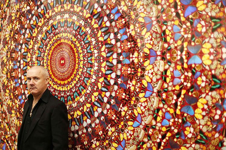 skydeskive. Damien Hirst er ikke længere vidunderbarnet i kunstens verden. Her står han foran kunstværket 'I Am Become Death, Shatterer of Worlds', som blev vist på en stor Hirst- udstilling på Tate Modern i London i april 2012.