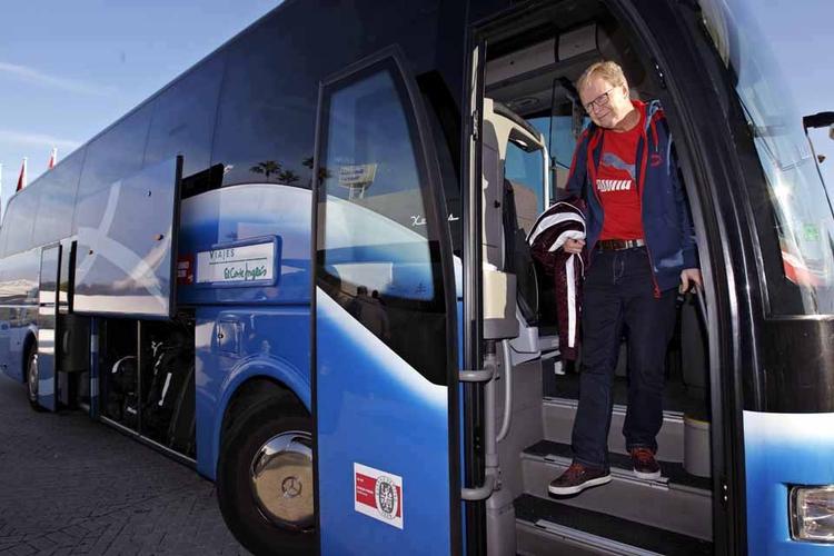 ankomst. Ulrik Wilbek stiger ud af bussen ved ankomst til landsholdets hotel i Sevilla. 