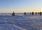 INDESPÆRREDE. Spækhuggerne blev et tilløbsstykke for beboerne i Inukjuak i det nordlige Quebec, der var bekymrede for hvalernes overlevelseschancher så langt fra åbent hav. Nu har hvalerne selv fundet en vej ud af isdækket. 