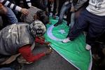 STRID. Kashmirkonflikten kan blusse op - især hvis nationalister på begge sider opildnes af de seneste skyderier. Her demonstrerer hindunationalister ved at sætte ild til Pakistans flag under en aktion i den indiske hovedstad New Delhi. 