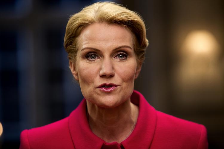 Fejl. »Vi lever af vores troværdighed over for seerne, så her har vi begået en fejl. Det vil vi ikke gøre fremover«, siger TV-avisens journalistiske chef efter optaktsprogrammet til statsministerens nytårstale, hvor både værter og politikere gættede på indholdet i en tale, de for længst havde læst. 