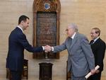 MÆGLER. Her møder Lakhdar Brahimi (th) den syriske præsident Bashar al-Assad, som ikke er tilfreds med det, han opfatter som FN-mæglerens støtte til oprørerne. 