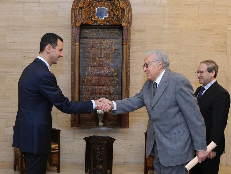MÆGLER. Her møder Lakhdar Brahimi (th) den syriske præsident Bashar al-Assad, som ikke er tilfreds med det, han opfatter som FN-mæglerens støtte til oprørerne. 