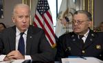 REGELGENNEMGANG. Vicepræsident Joe Biden (tv) under et møde med formanden for de større byers politidirektørforening, Philadelphias politidirektør Charles Ramsey. 