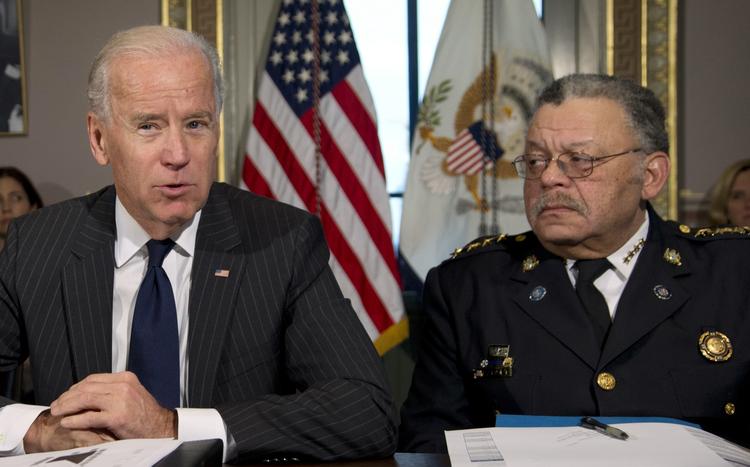 REGELGENNEMGANG. Vicepræsident Joe Biden (tv) under et møde med formanden for de større byers politidirektørforening, Philadelphias politidirektør Charles Ramsey. 