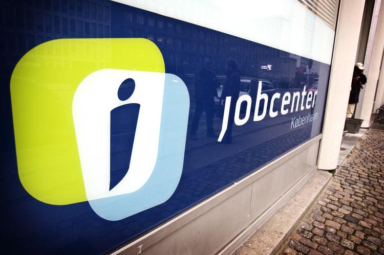 Netværk. De personlige forbindelser er mere effektive end jobcenteret. 