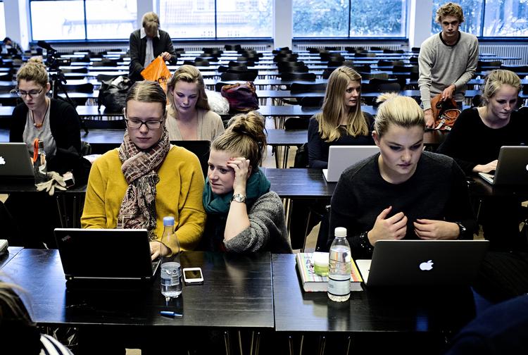 Hurtigere. Unge blev i gennemsnit færdiguddannet i en alder af 28,6 i 2001. Ti år efter lå gennemsnitsalderen på 27,6 år. 