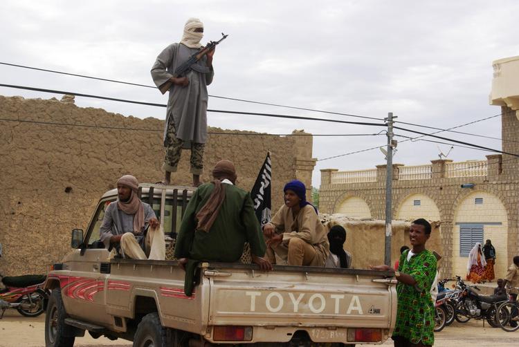 Oprør. Soldater fra islamistisk gruppe holder vagt i Timbuktu. Oprørsgrupperne tog sidste år kontrol over et ørkenområde på størreste med Frankrig. 