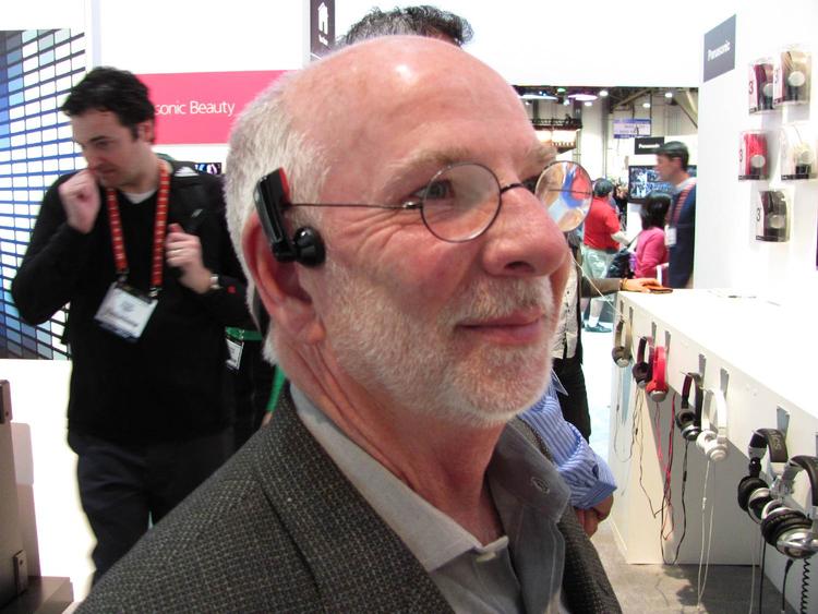 minusstøj. Curt Hayes fra Minnesota var spændt på, hvad teknologien i Panasonics nye hovedtelefon kan bruges til. 