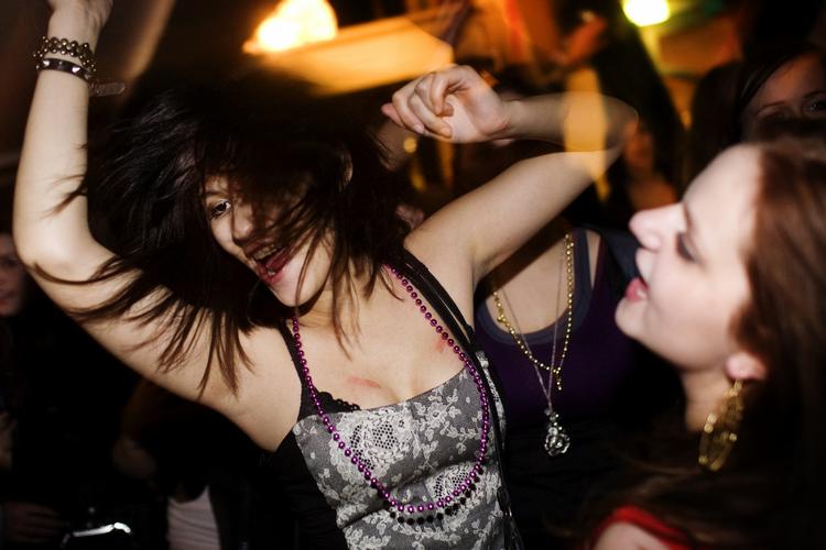 Opfordring. Alkoholreklamer har større effekt på unge end hidtil antaget. (arkivfoto) 