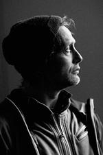 Rent spil. »Vi er ikke ude i nogen mission for at sige, at børnene lyver, og at 50 procent af alle, der sidder inde for pædofili, er uskyldige. Det er ikke en film, der 1:1 handler om en pædofilianklage«, siger Mads Mikkelsen, der slet ikke ser 'Jagten' som en politisk film. »Måske kan budskabet i 'Jagten' - at nogle ting kan blive for tabubelagte - skabe en dialog. Men hvis jeg ville redde verden, skulle jeg nok vælge et andet fag«. 