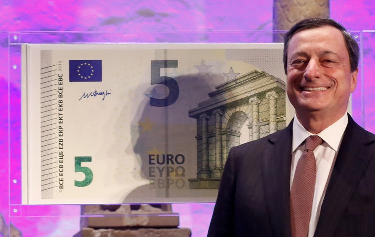 Formand for Den Europæiske Centralbank (ECB) Matio Draghi præsenterede den nye euroseddel tile n værdi af 5 euro på en pressekonference hos Archäologisches Museum i Frankfurt am Main i går. 