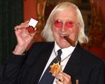OVERGREB. Jimmy Savile  nåede at forgribe sig på hundredevis af børn inden han døde i oktober 2011. Ofre håber, at ny rapport vil markere et kulturskifte, så ofre for seksuelle overgreb bliver hørt og taget alvorligt. 
