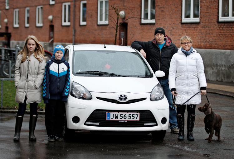 familiefartøj. Vicki og Palle Hansen fra Amager er glade for deres Toyota Aygo, som i sommer blev bilen også brugt til en campingtur sammen med børnene Kamilla og Martin og hunden Sniffer. 