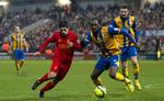 Effektiv. Luis Suarez scorede i søndags, da Liverpool sendte Mansfield fra den femtebedste engelske række ud af FA Cuppen. Målet burde dog aldrig have været anerkendt, for efter at fået sin første afslutning blokeret havde Luis Suarez tydeligt hånden på bolden. 